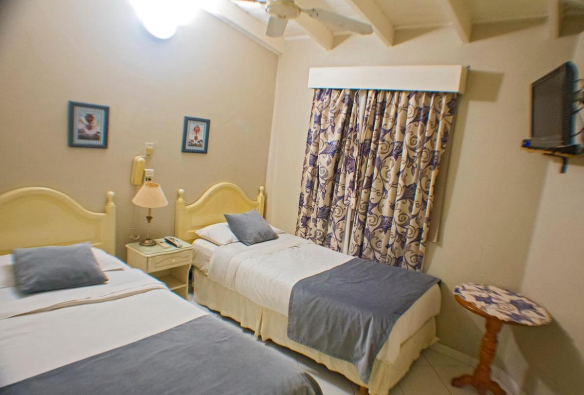 Bernie's , A 3 Kilometros Del Aerop Ezeiza, ,in-out, Free Airport 3* Ezeiza