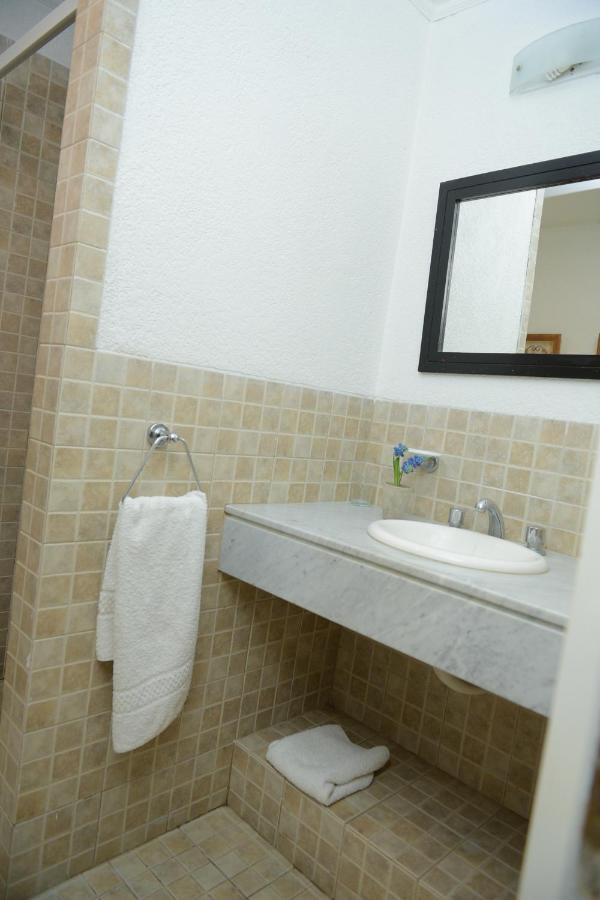 Bernie's , A 3 Kilometros Del Aerop Ezeiza, ,in-out, Free Airport Bed & Breakfast